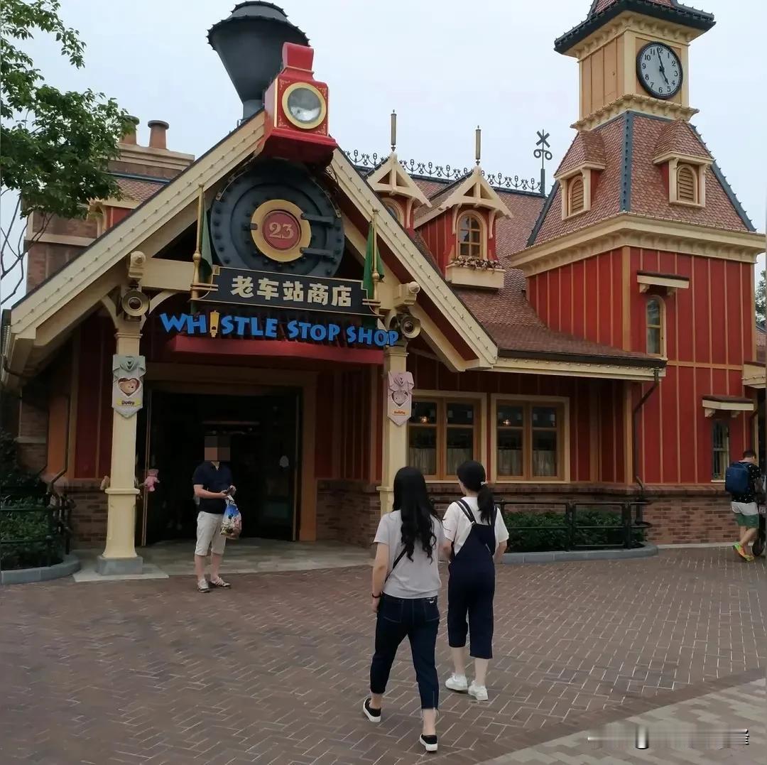 今年五一，上海旅游市场依旧火爆。据官方消息，今年五一期间，上海旅游收入215.