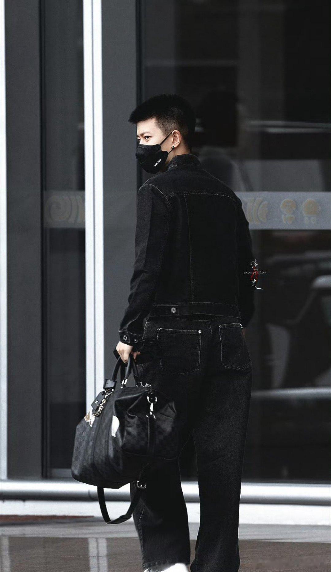 任嘉伦剃了寸头，感觉脑子里无数个现偶本子冒出来了任嘉伦​​​