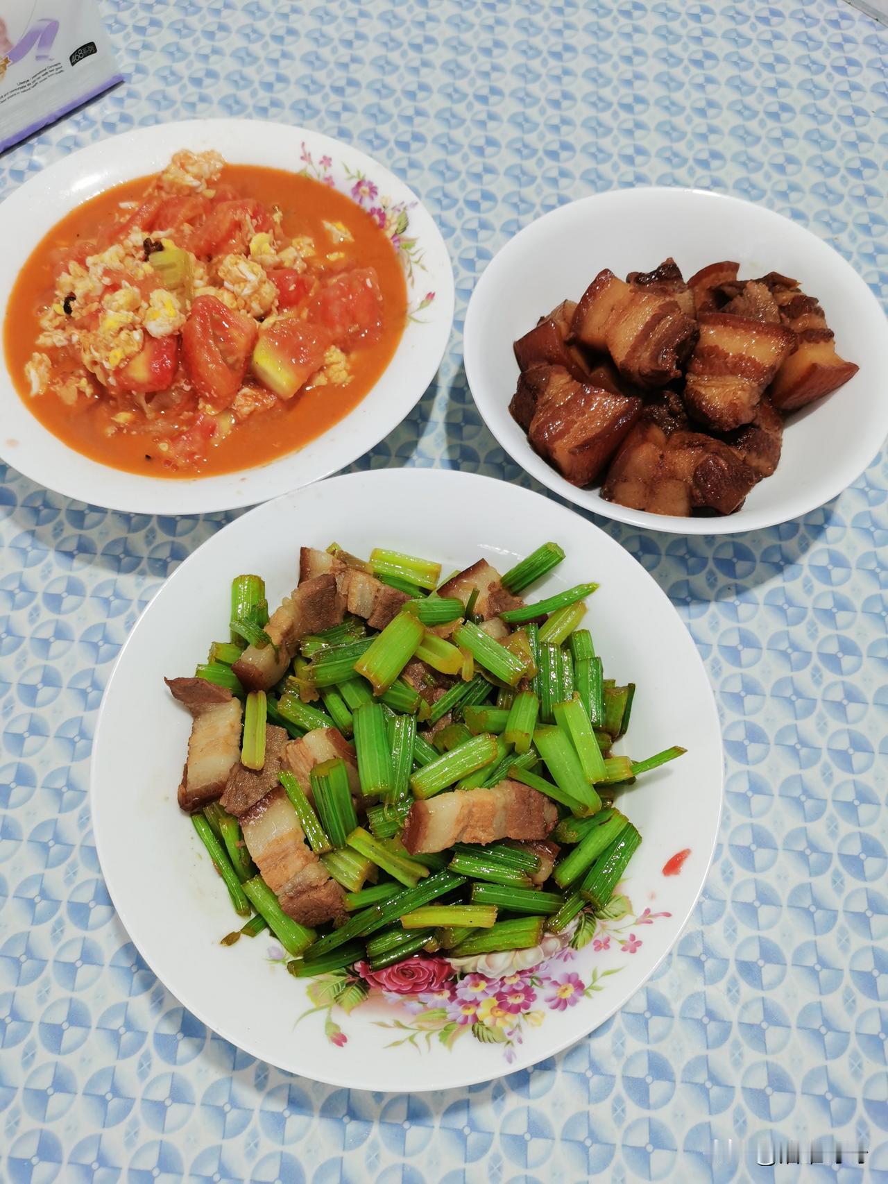 舍友第一次来我们食堂，打了份西红柿炒鸡蛋。吃了两口一脸疑惑：“这菜怎么全是西红