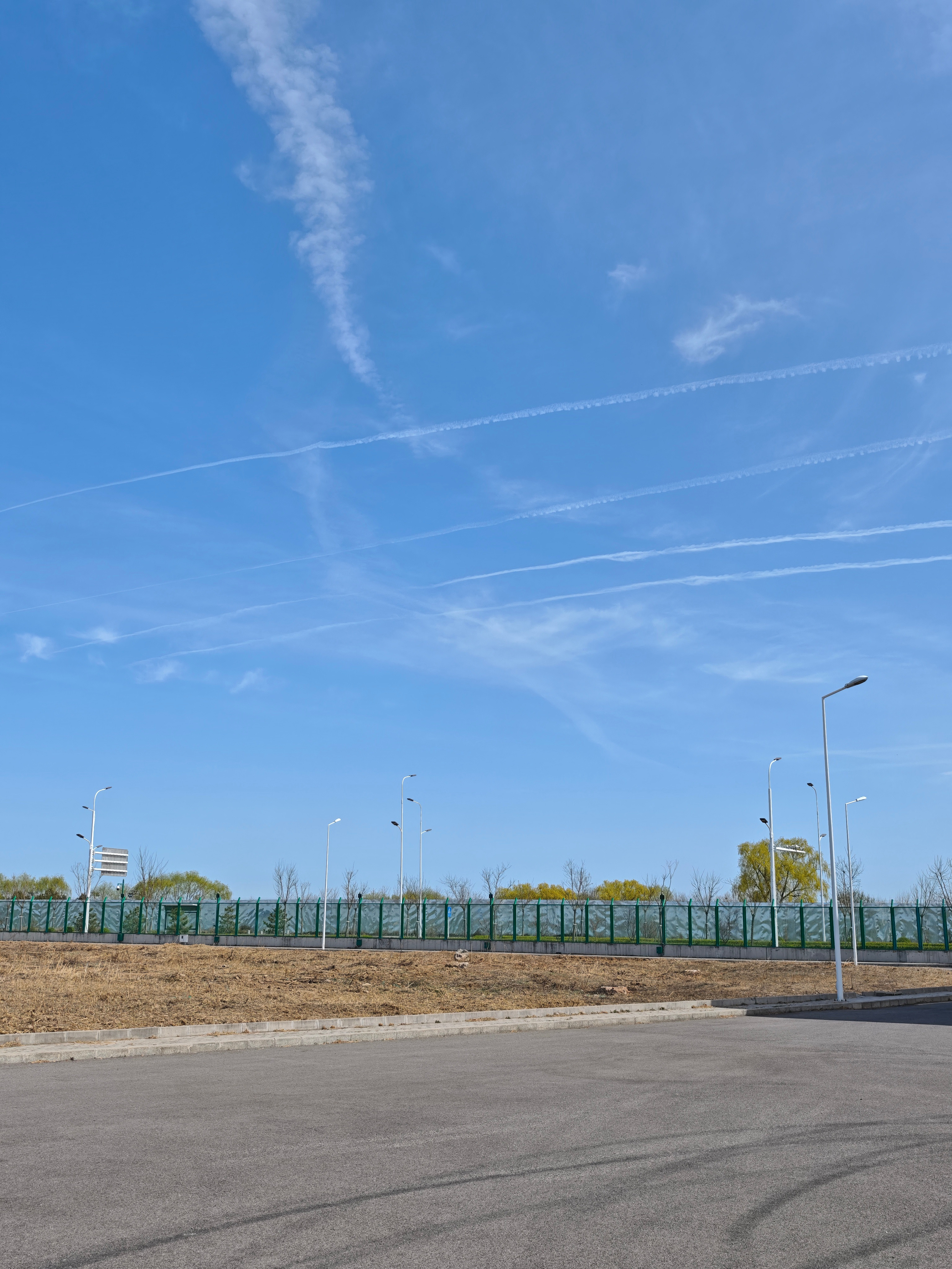 天气不错，出来放个牛百公里油耗不到15升的兰博基尼，低速还能纯电行驶最重要的是，