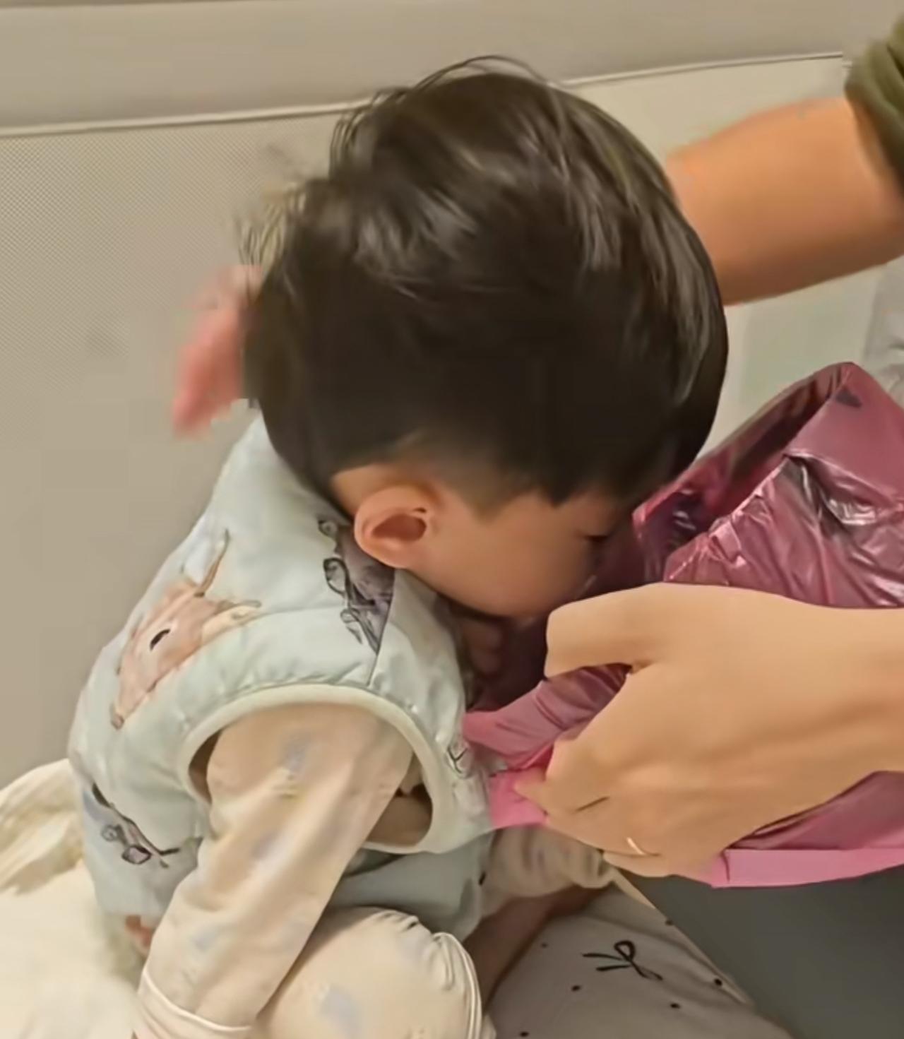 我必须草莓农残提醒大家：现在的草莓真的慎吃！前阵子买了一筐看着水灵的草莓，