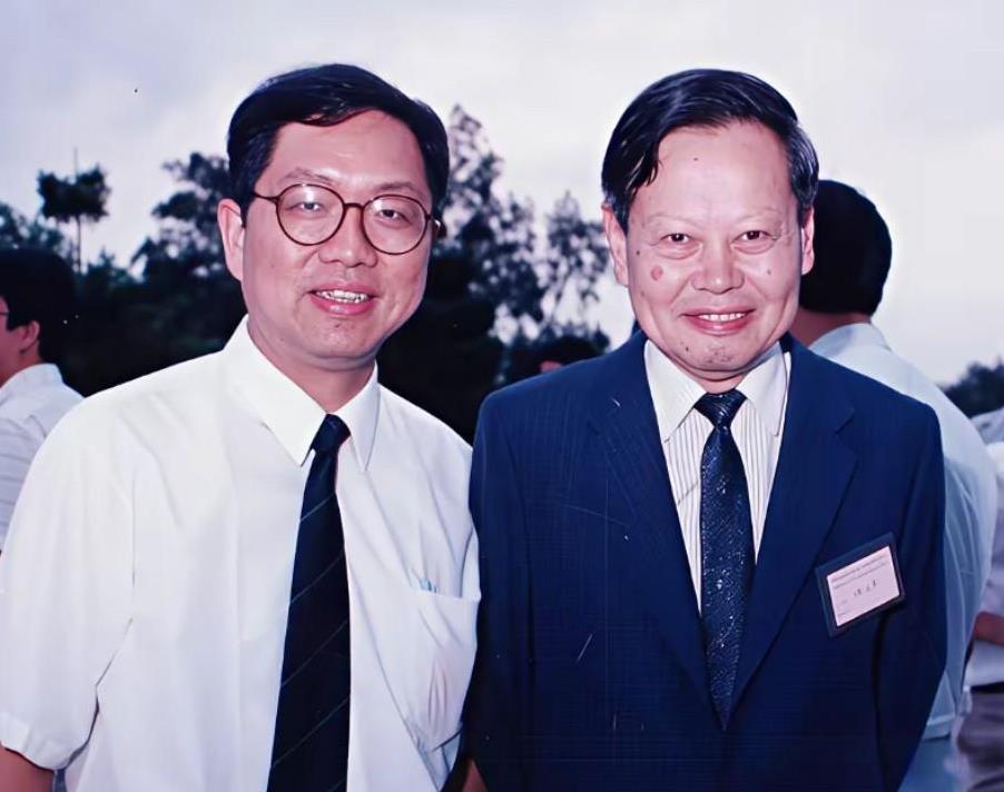 1992年7月，在杨振宁先生70岁生日庆祝会上，著名数学家丘成桐教授与杨振宁先生