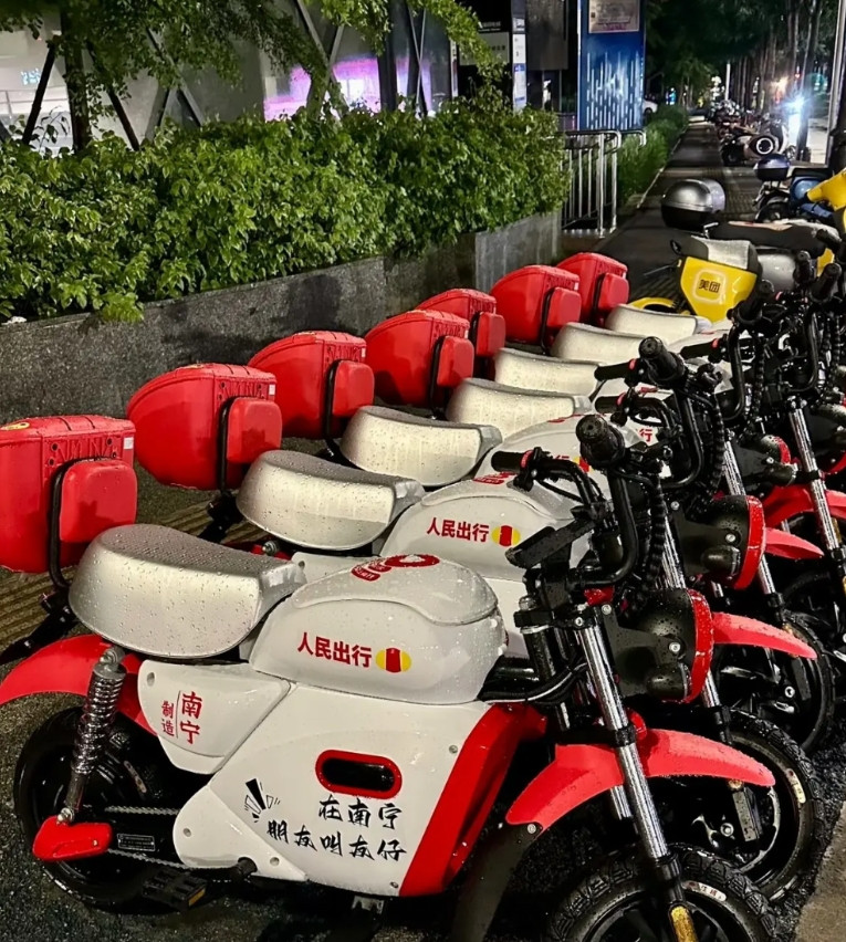 南宁共享车又要火出新高度！最新投放的这一批人民出行共享电动车，仿摩托车的设计