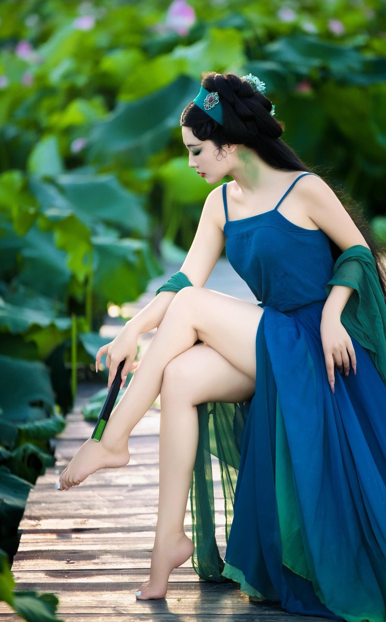 【青蛇】｜古风摄影情分好多种，像这荷池里的风与叶，像她眉眼间的青与蓝。是