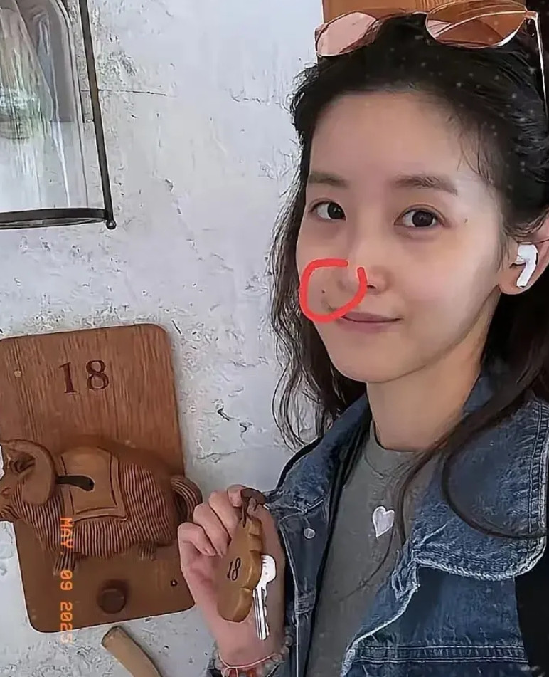 最近章泽天的照片一出来，就给所有女生提了个醒哪怕是嫁给刘强东的她，素颜照里痘