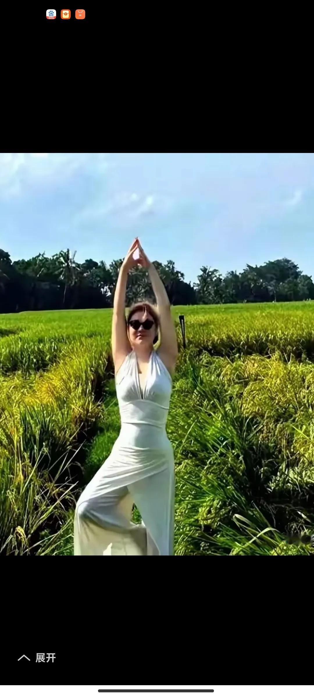 哇靠！普通人喜欢自欺欺人，怎么明星和普通人也一样啊！明明一堆的肥肉，硬是p的