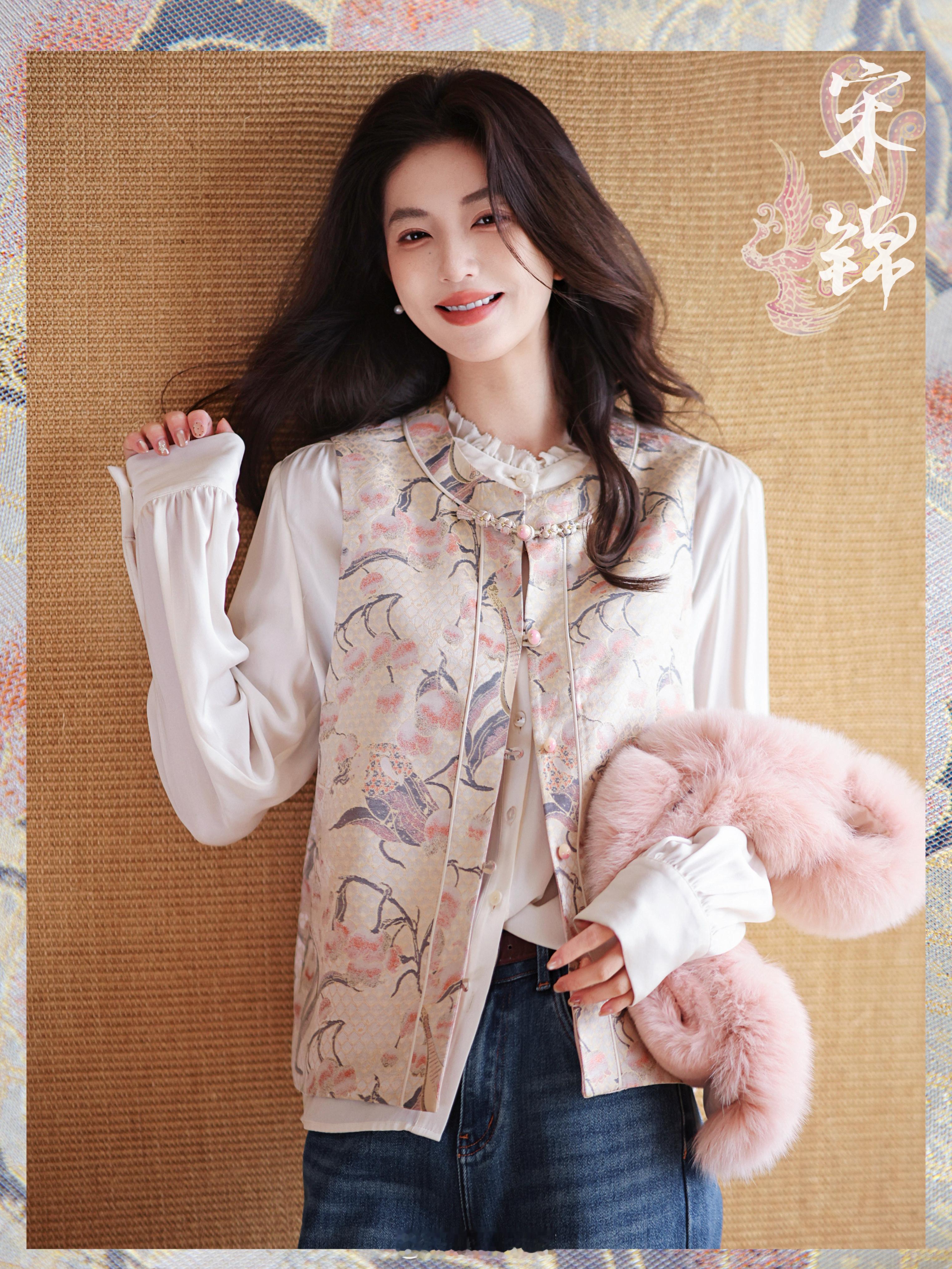 “春日迟迟，春景熙熙”100真丝宋锦/醋酸填充100真丝的马甲灵动大方又很温