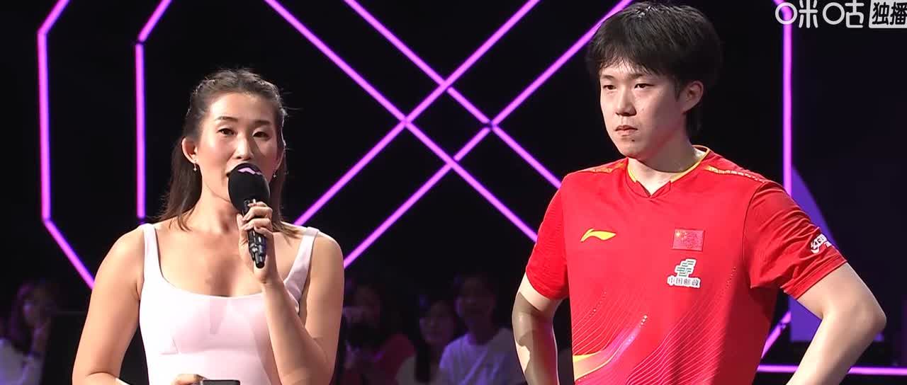 感觉头两天这个女翻译穿衣服的还挺保守知道今天是冠军争夺战穿的也清凉起来了