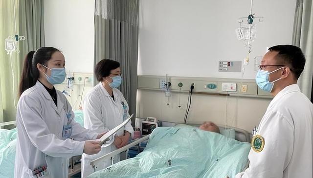 秋冬天的寒冷让人不由得想躲进温暖的浴室，好好享受一场热水澡。但是，尤其对于老年人