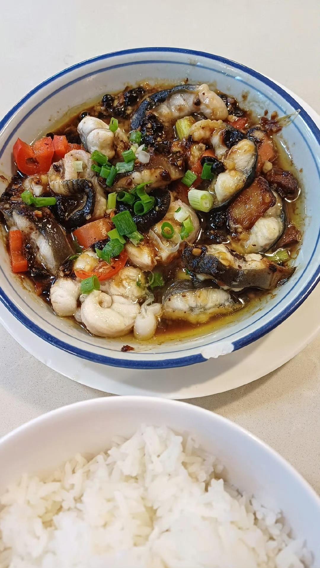 香港打工人午餐：茶餐厅豉汁蒸鱔飯+熱飲，$63