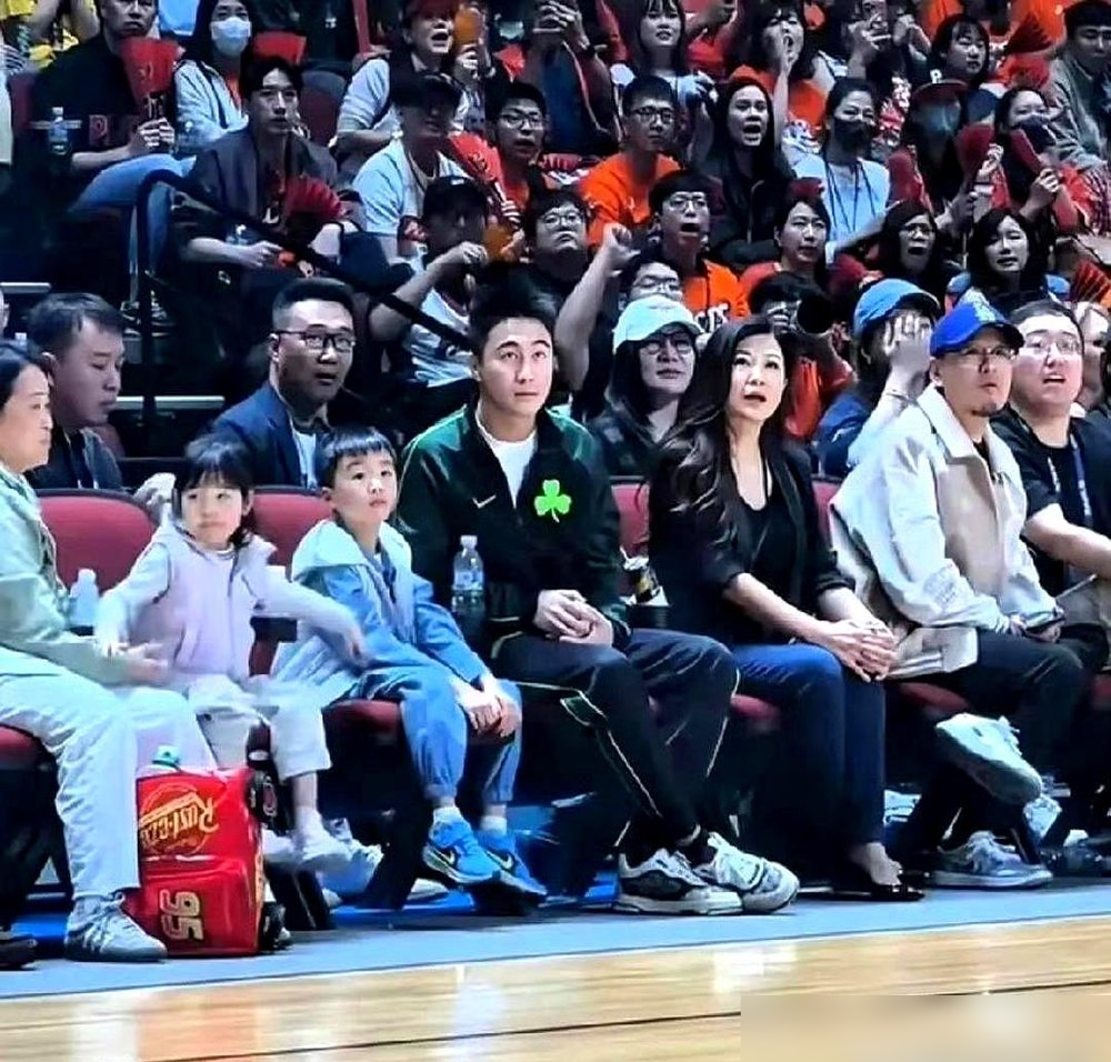 何猷君带俩儿子坐球场边，镜头一扫，全网都在找赌王家的混血基因去哪了。俩孩子脸型、眼睛、鼻子，活脱脱缩