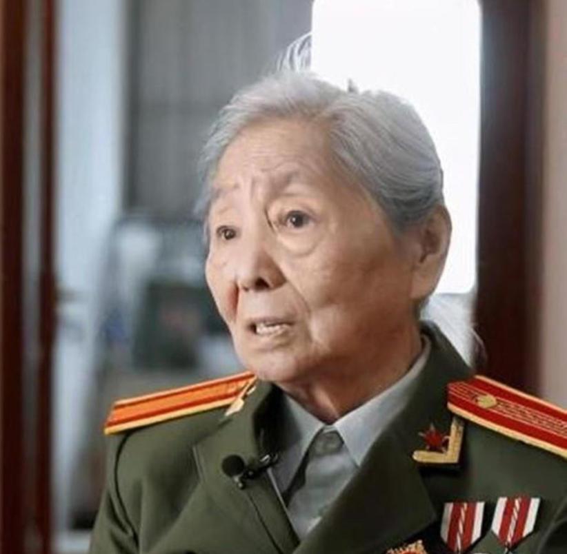 1979年，我国女翻译刘禄曾在美国访问期间，突然发现一名美国男子一直盯着她看，几