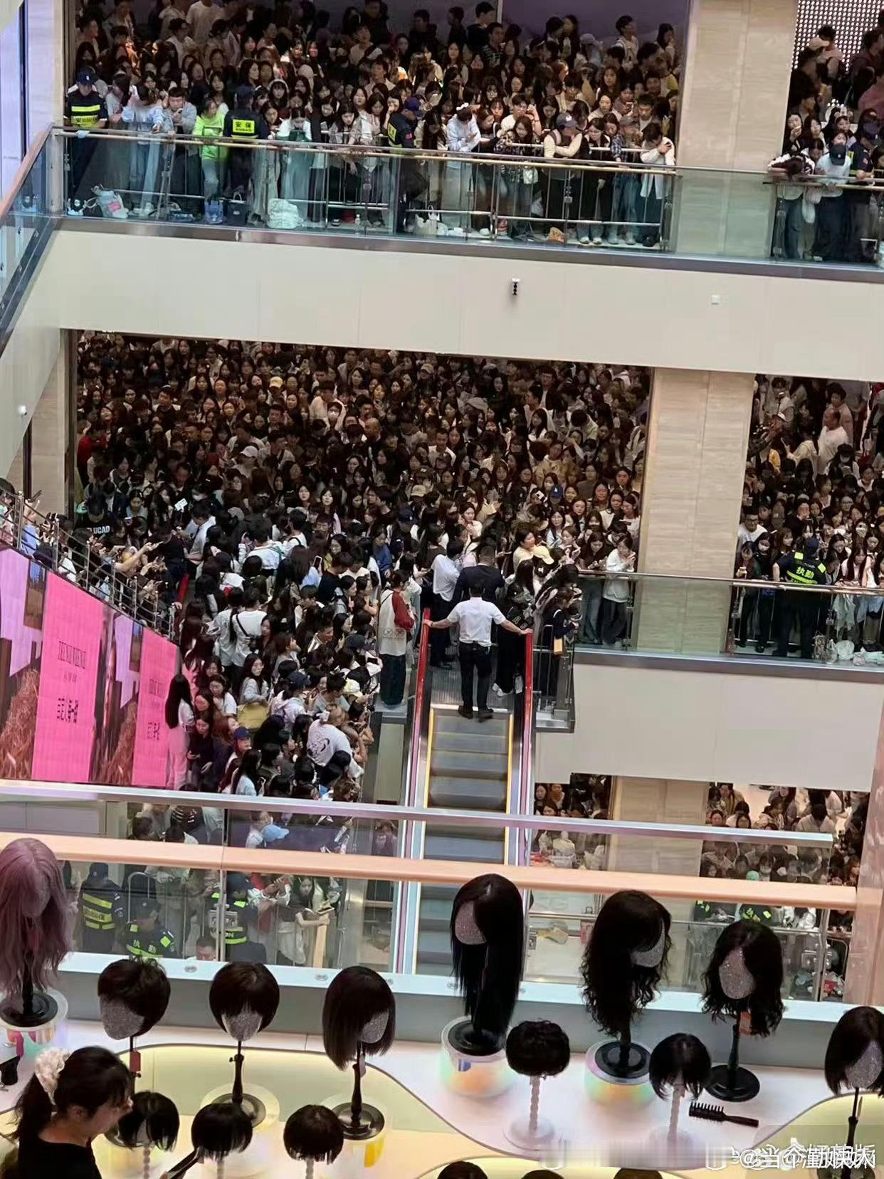 赵露思这人气真是绝了​​​