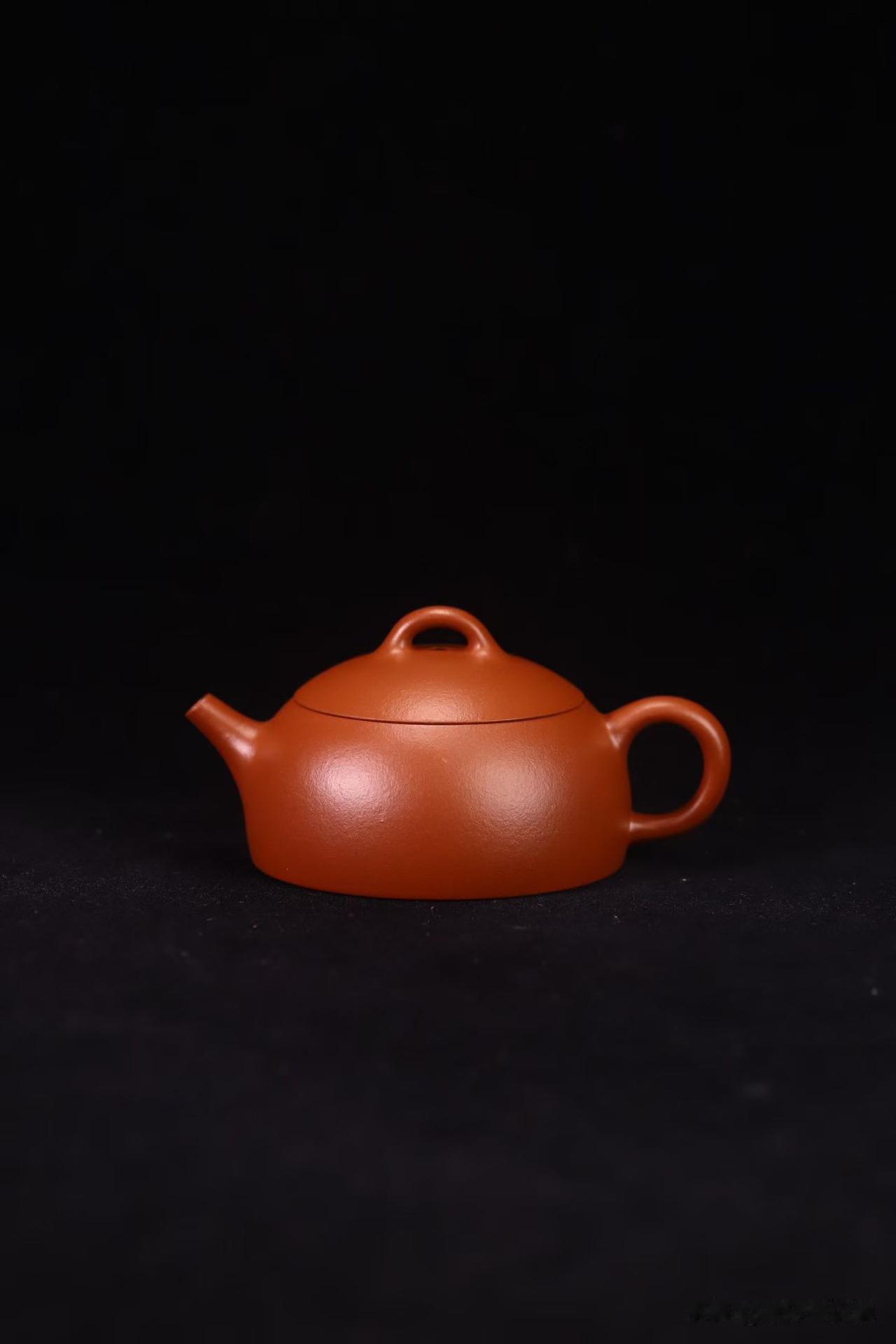 壶底章刻着大师名，就一定是好壶吗？买紫砂壶，别把顺序看反了前几天有位壶友发来一