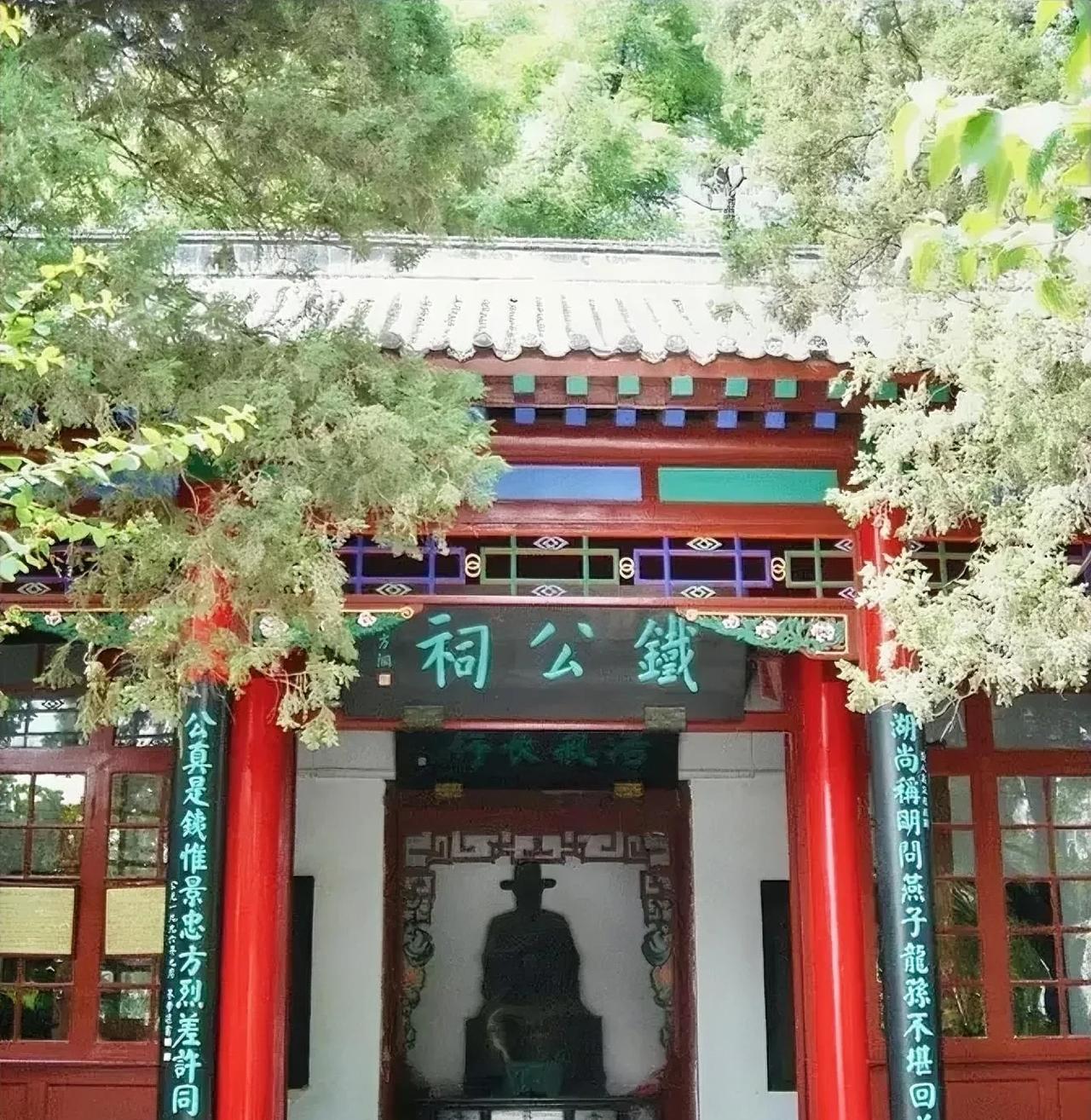 1402年，37岁的兵部尚书铁铉，被放进滚烫的油锅烹炸油锅里的噼啪声盖过了刑场