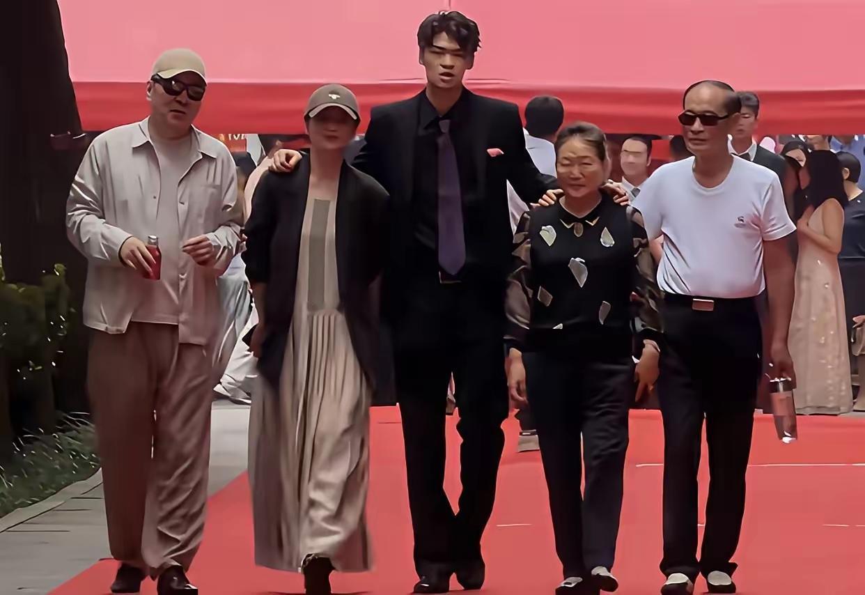 蒋勤勤的儿子不仅高大帅气，更是个学霸，堪称父母的骄傲。人这一生，有这样一个优秀的