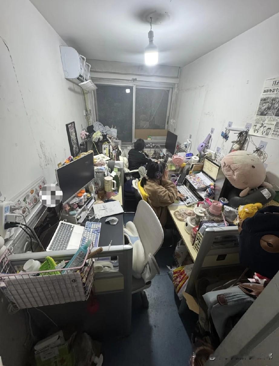 这“窒息式工位”看傻全网！打工人挤成沙丁鱼！见过卷的，没见过这么“憋屈”的