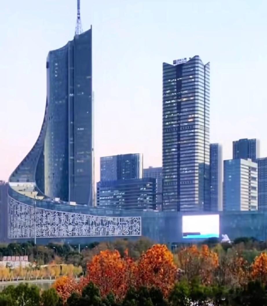 合肥是全安徽人的合肥，是一省核心市，人口聚集地昨天一篇合肥开通到蚌埠的站点巴士