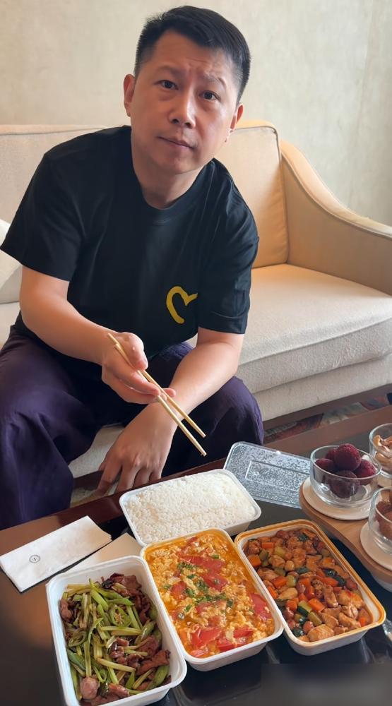 何云伟这顿外卖，把相声圈的体面砸了。人在常州演出嫌天热，他就缩在酒店点了三个