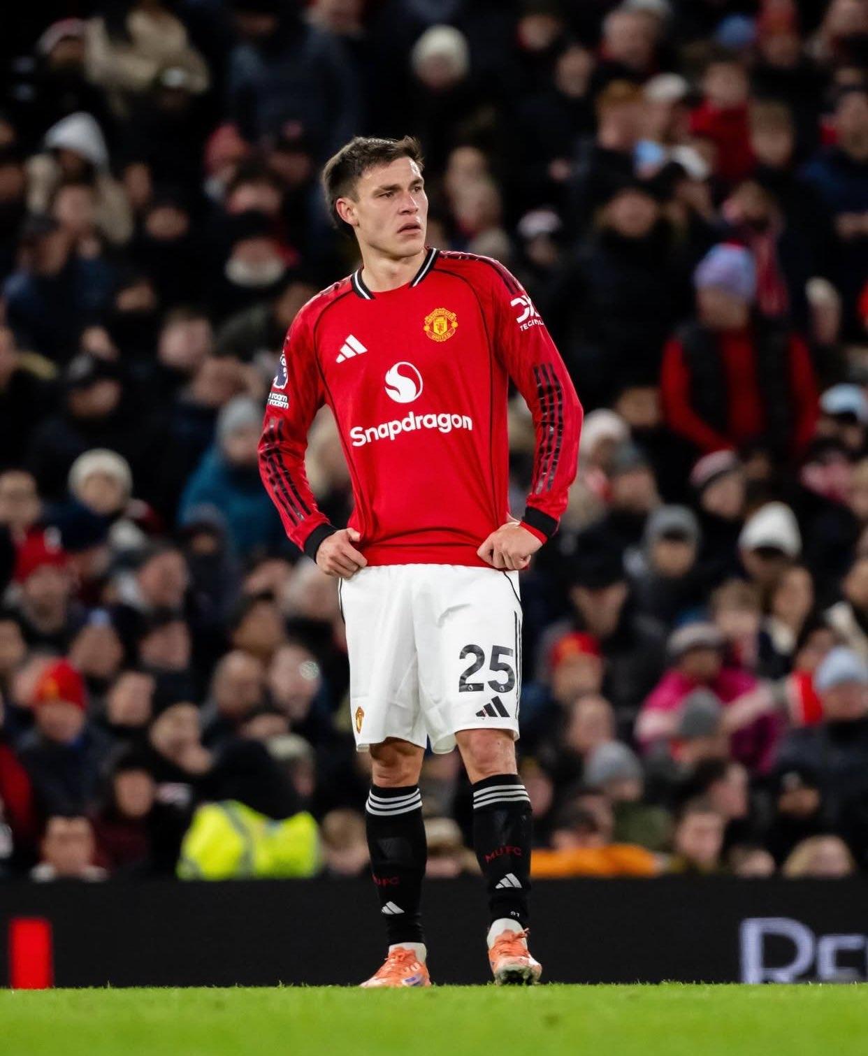 乌加特在大巴黎和曼联待了这几年，反而让他在四后卫三中场体系中显得非常自如。之前