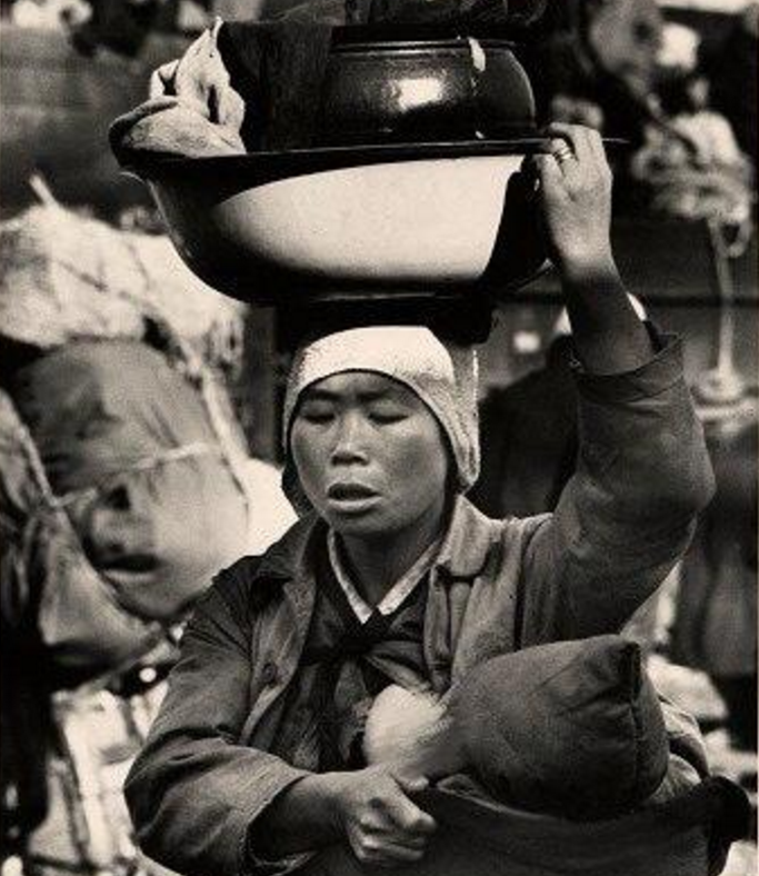这是三四十年代朝鲜妇女中流行的露乳装，这并非他们这个民族的怪癖，主要是这样能人妇