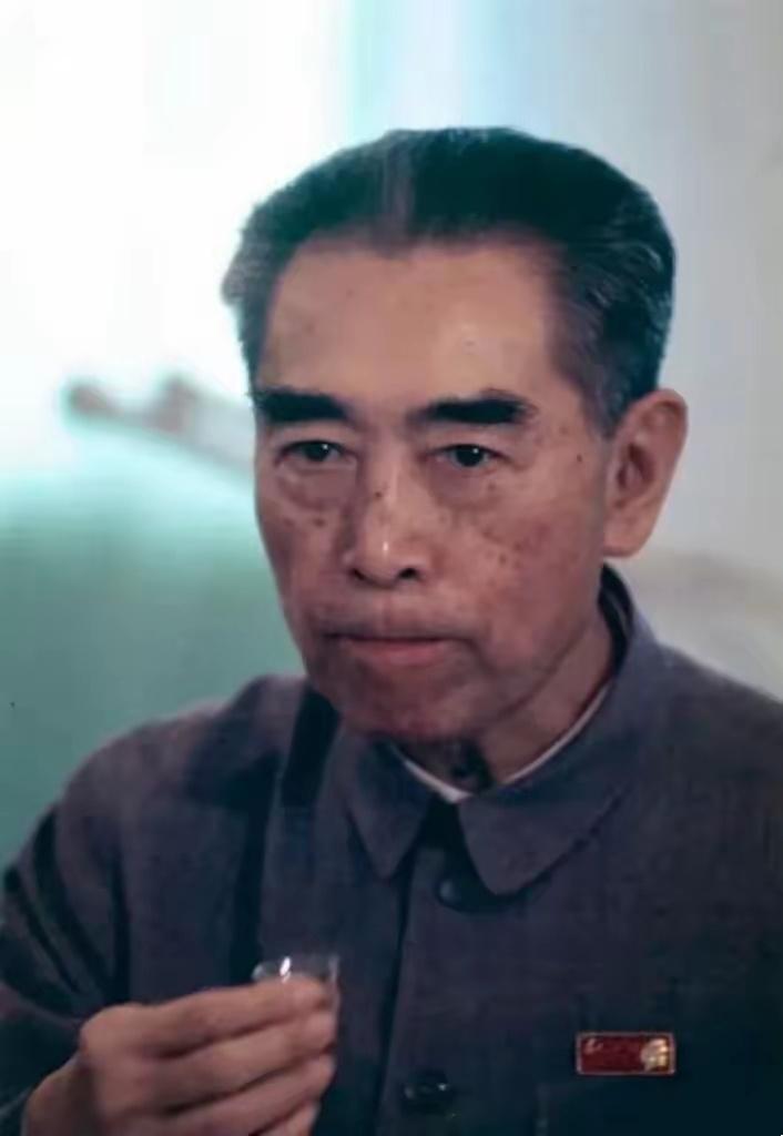 1974年，周总理参加接待会时的一张照片，令人感动泪目，当时他刚刚做完手术不久，