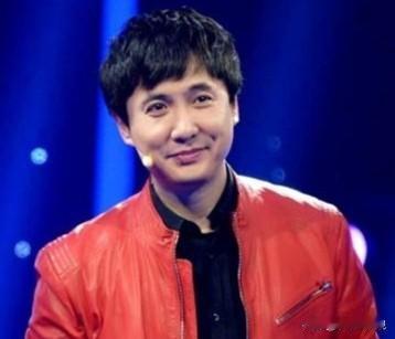 沈腾往话筒前一站，全场都等着他抖包袱。结果他张嘴第一句，直接瓢了。把“大家好