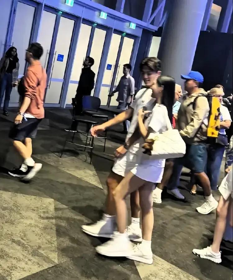 小S二女儿Lily在墨尔本街头被拍，穿米色风衣配长靴，边走路边拿手机自拍。照