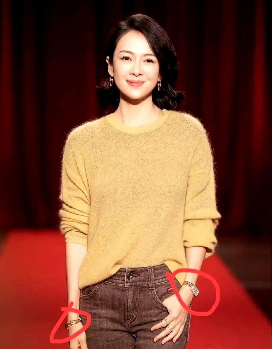 47岁的章子怡现身领奖，整套穿搭要价30万。外穿的衣服看着极其素净，大头全藏在