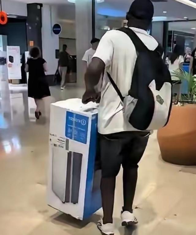 一个老外，花三万多块钱买了台中国空调，到手之后对着镜头直接喊：今天必须开16度！
