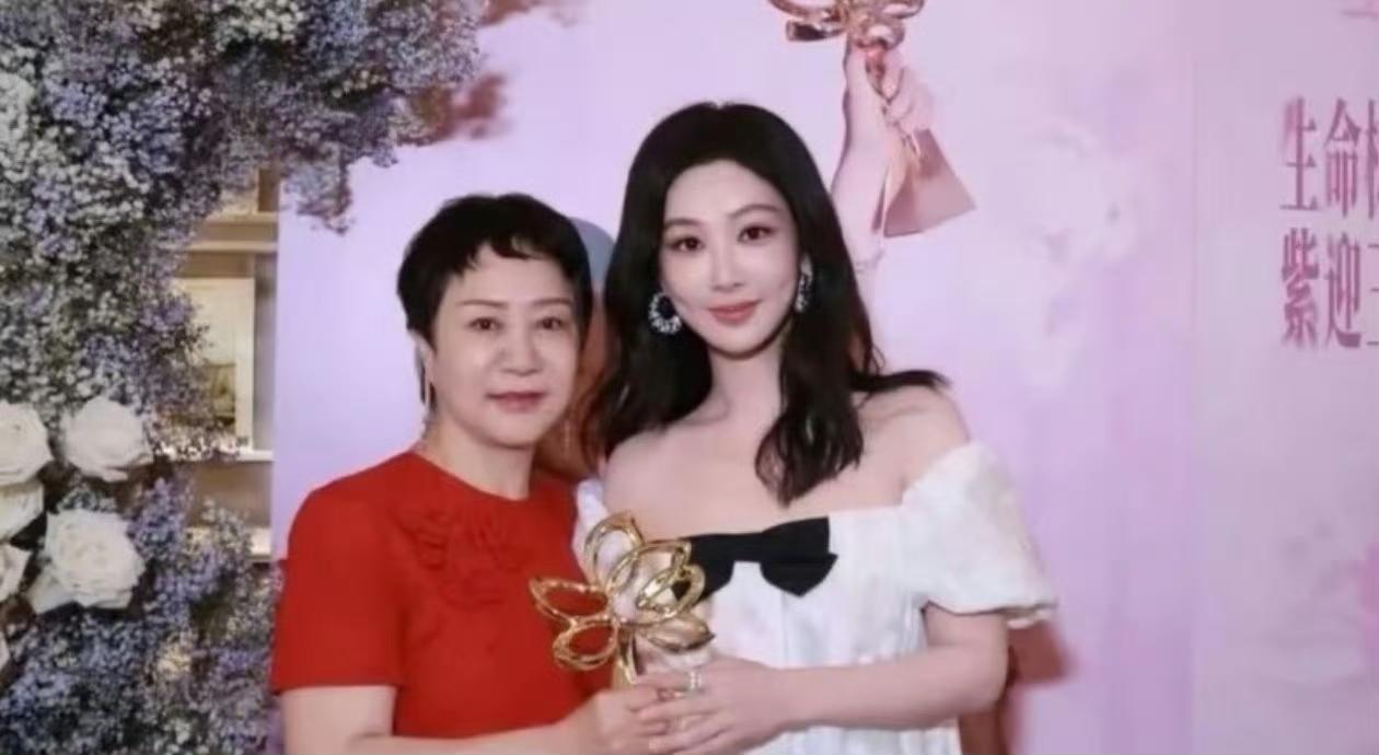 杨紫在白玉兰获奖台上曾深情感恩父母，一直支持她自5岁起的演员梦想，说这是演员杨紫