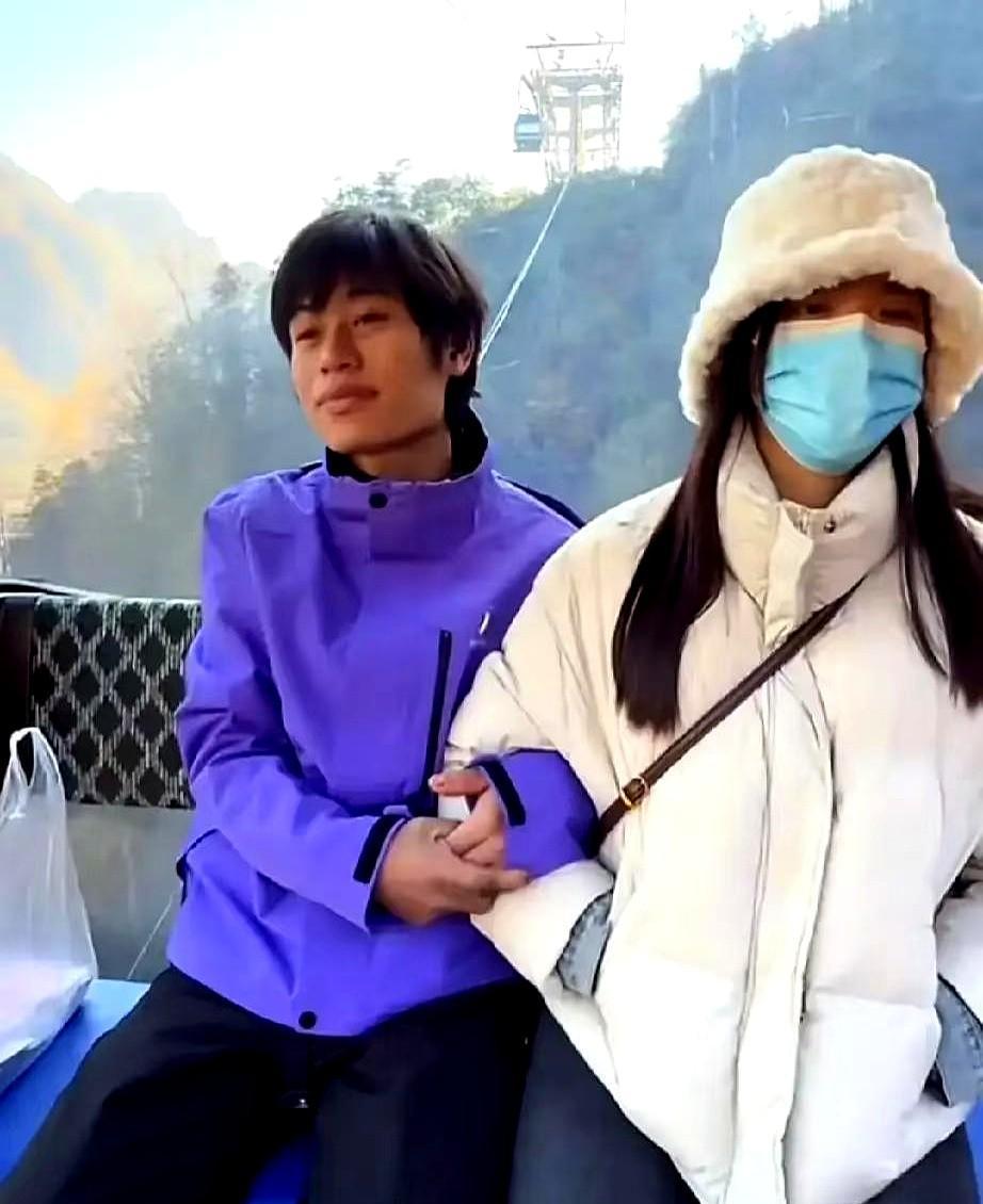 女友看着满屏的礼物特效，突然问他：“老公，刚才那个‘嘉年华’是谁送的啊？”