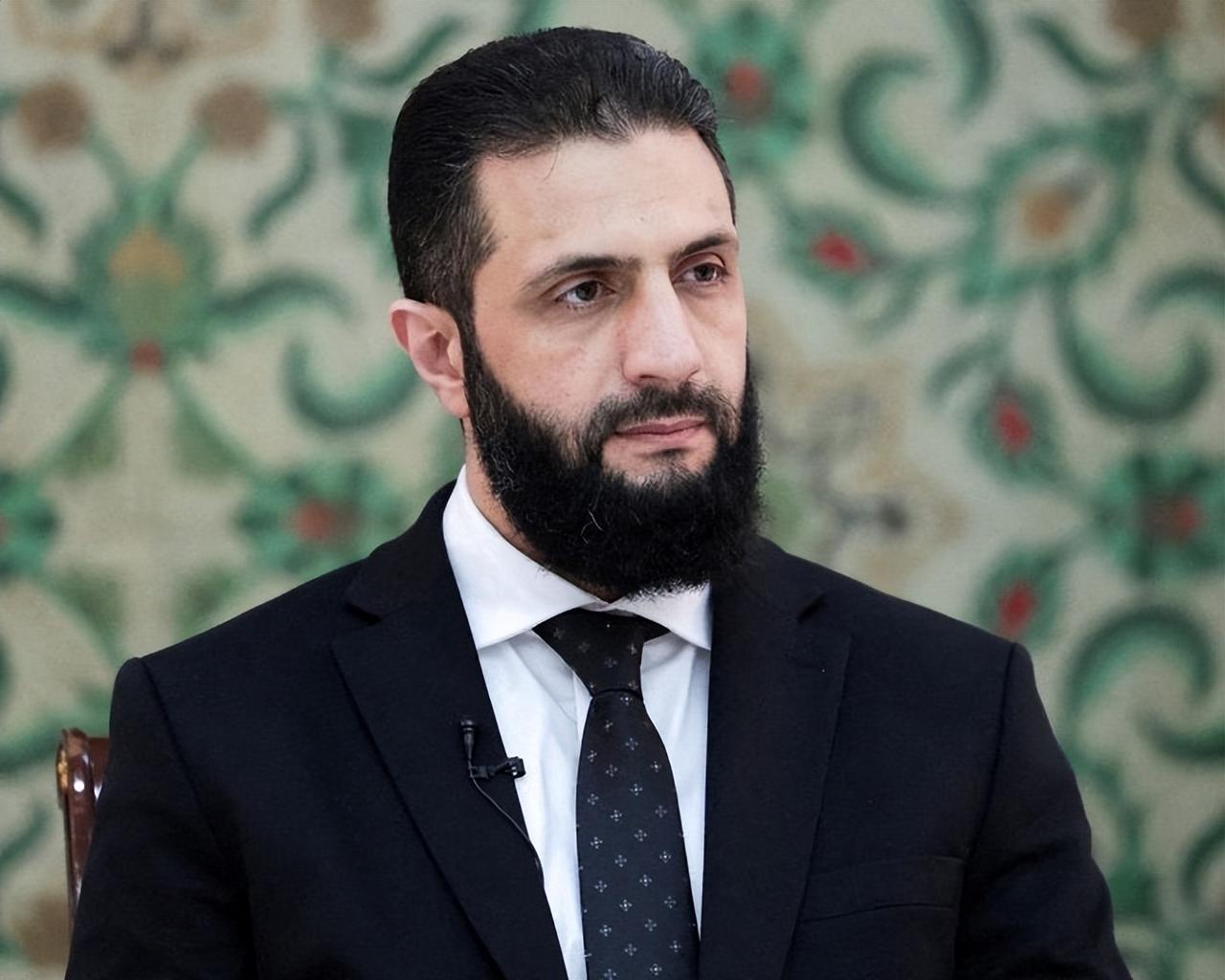 大马士革法庭里，阿萨德的表亲纳吉布穿着囚服站在被告席上。这是叙利亚几十年来第一次