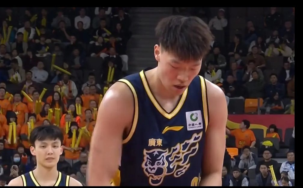 广东宏远男篮锋线张昊一直缺席比赛，他的摔伤膝盖要进行手术，至于什么原因跟董瀚麟的