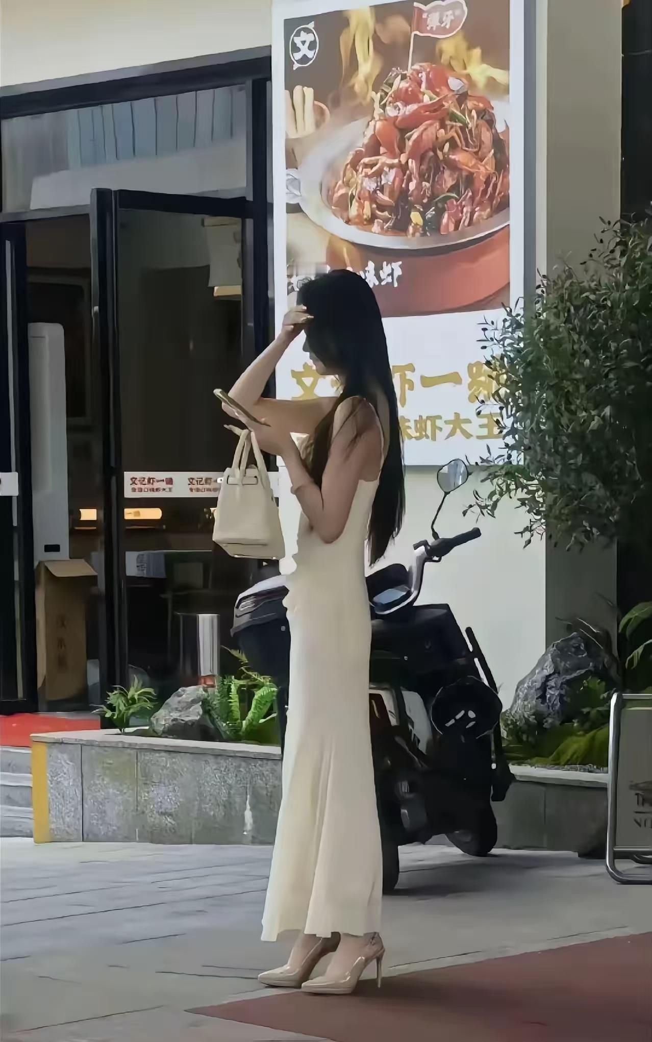 这种女人都是专业的，注重身材和穿衣，所以一般家庭妇女根本抵不过。老人和娃都扔给她