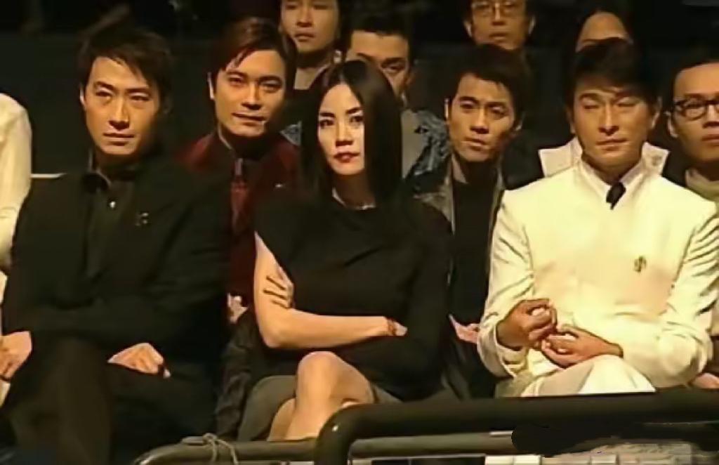 稳坐c位的王菲把刘德华、黎明两大天王压的气势全无。不是黑刘德华，只是这张照片