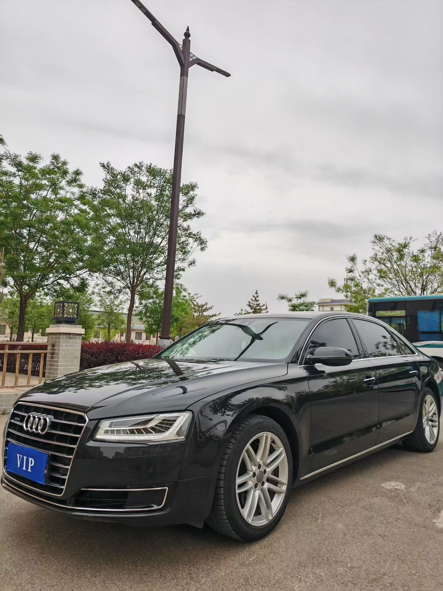 奥迪A8L，低调的豪华，内敛的气场。quattro四驱加持，空气悬架，后排奢享座舱，商务出行的不二之