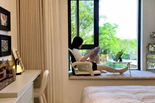 我家那个飘窗，看着就碍事。我想砸了扩大卧室面积，物业说那是承重结构，谁敢砸罚款三