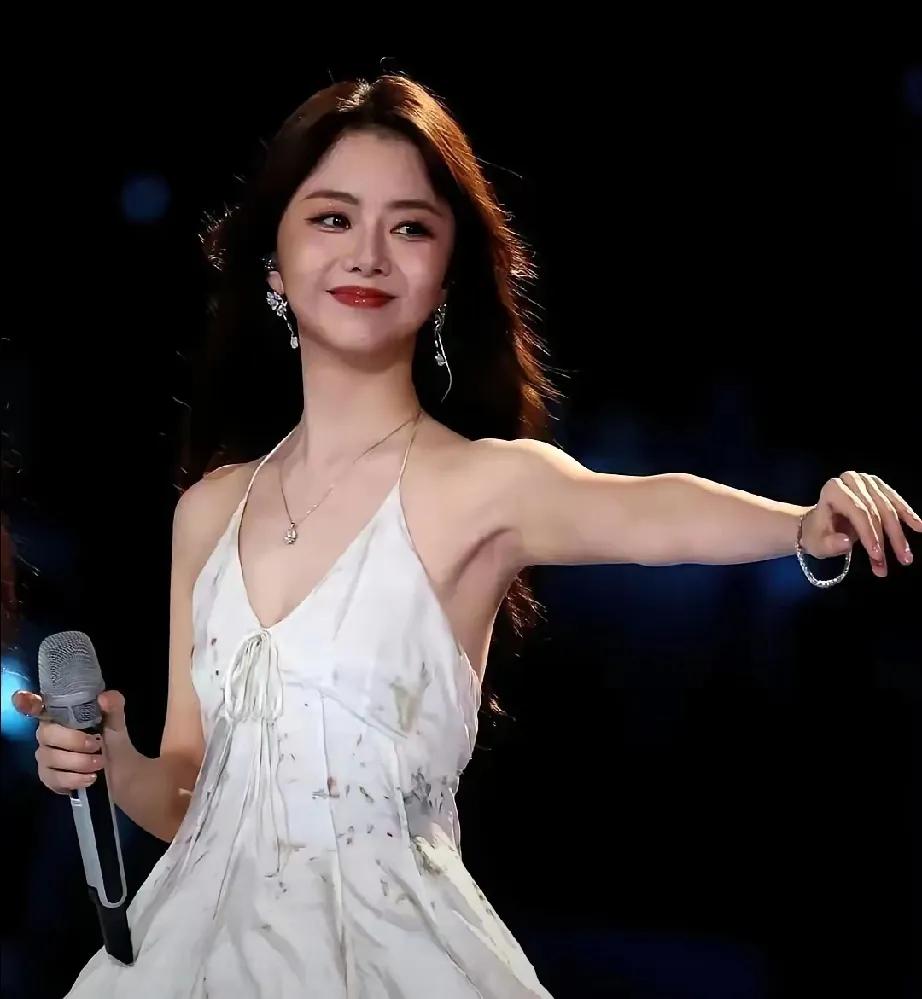 家人们谁懂啊！自带“甜妹”buff的谭松韵简直绝了！她身形清瘦，脸却饱满得像剥了