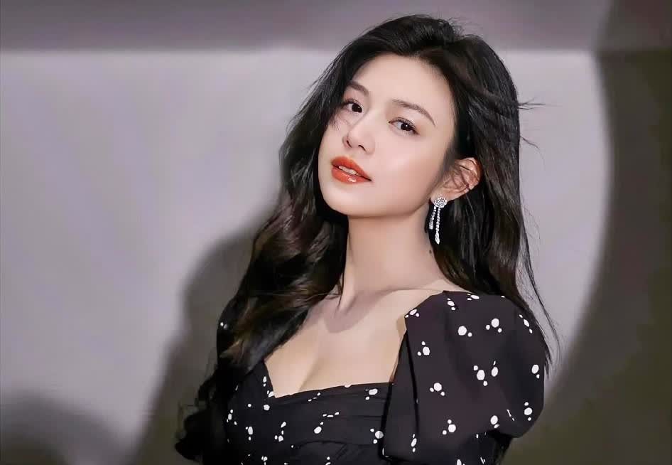 陈妍希流着泪说：遇见陈晓，或许是我逃不掉宿命。我出生在台北市，刚出生那会，我