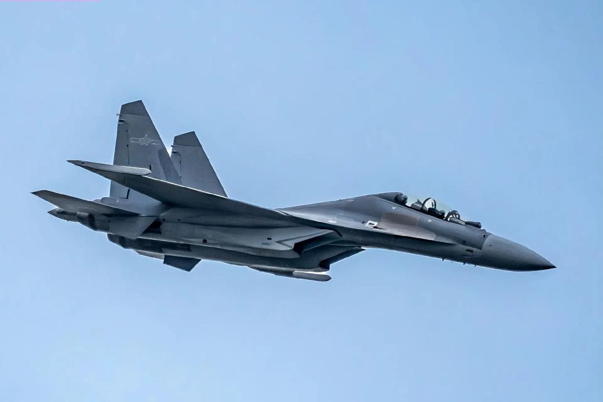 歼-16和歼-10C均是中国自主研发的第四代半战斗机，在空战性能、航电系统和任务