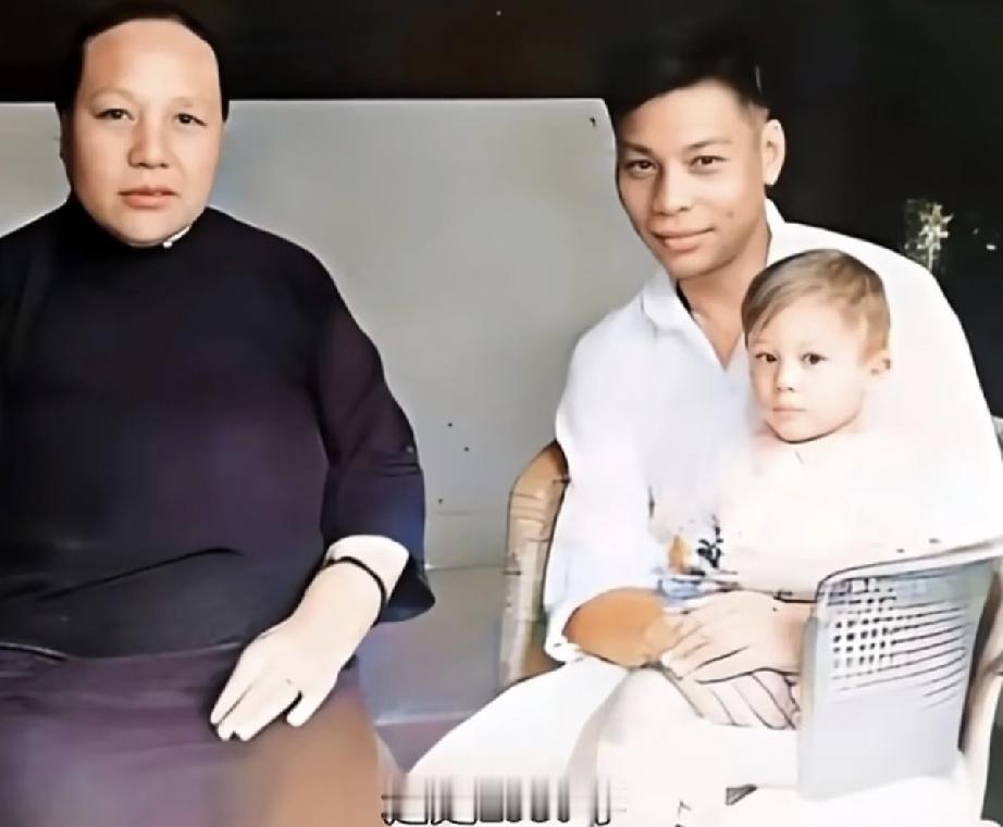 出生在苏联的蒋孝文，是蒋经国与蒋方良的长子，家世显赫，相貌英俊的蒋孝文却一手好牌