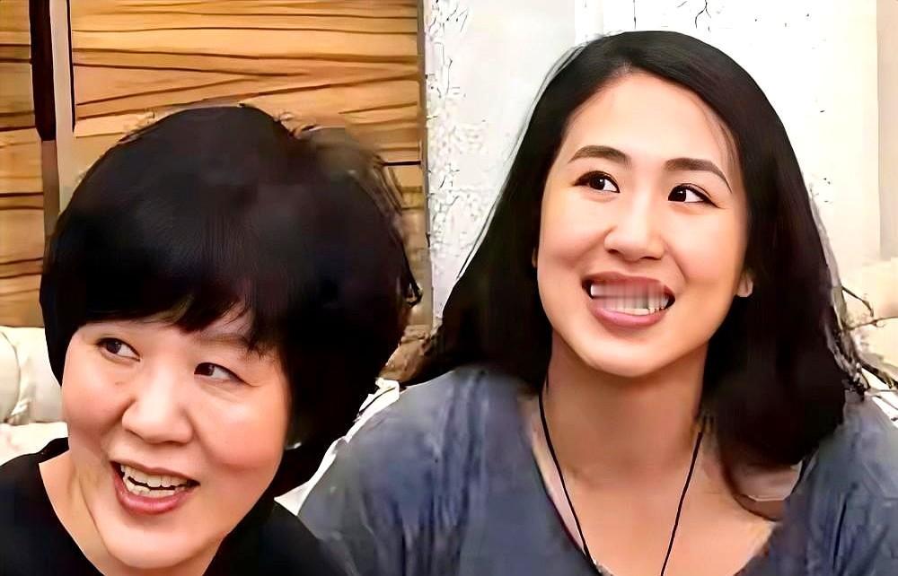郎平说：“钱再多有什么用？”如今，她终于闲下来，天天陪着女儿白浪。母女俩一起