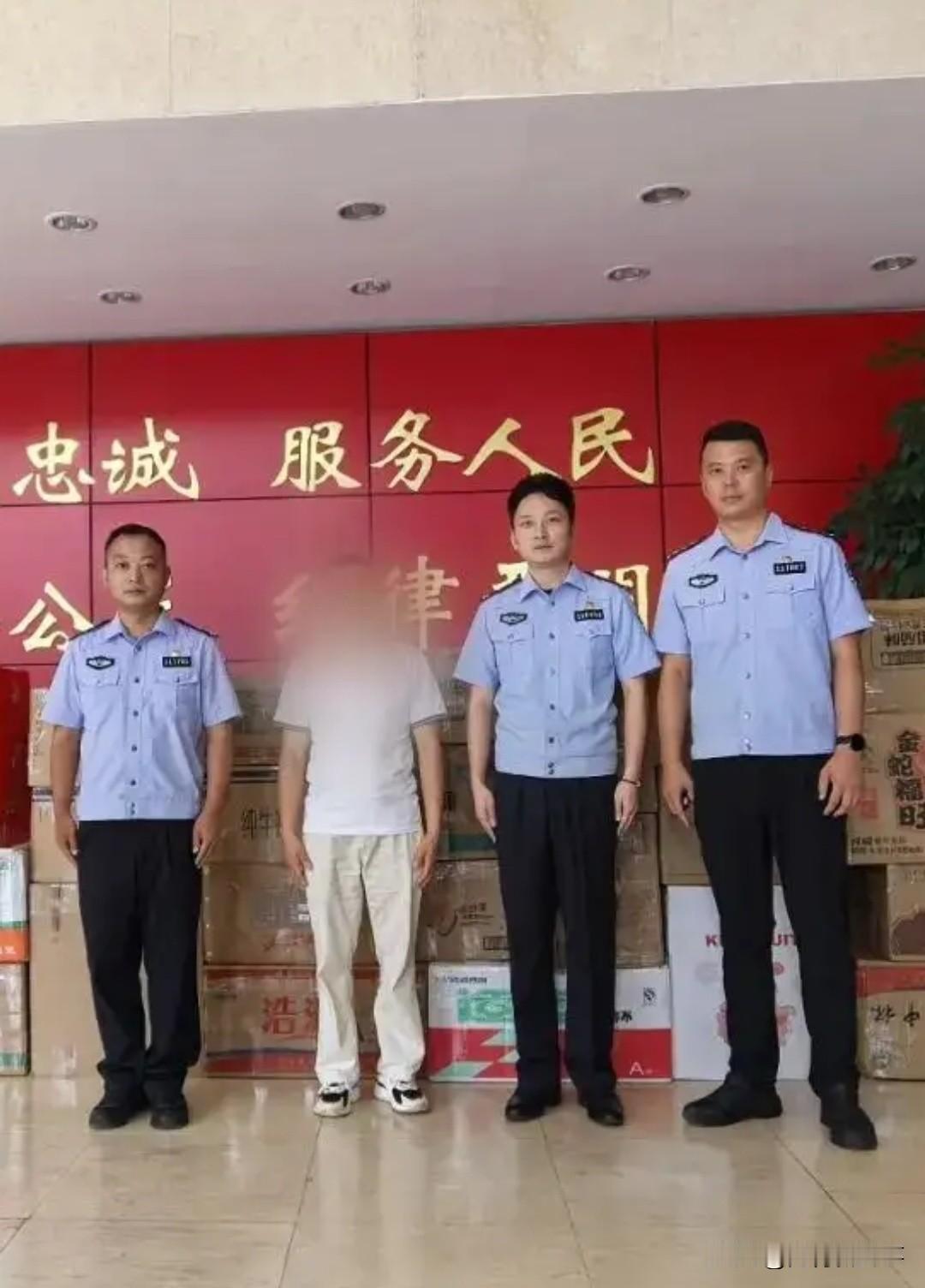 李女士点开“快递理赔”链接的瞬间，手机立刻黑屏失控，卡里127万被分三笔转走。所
