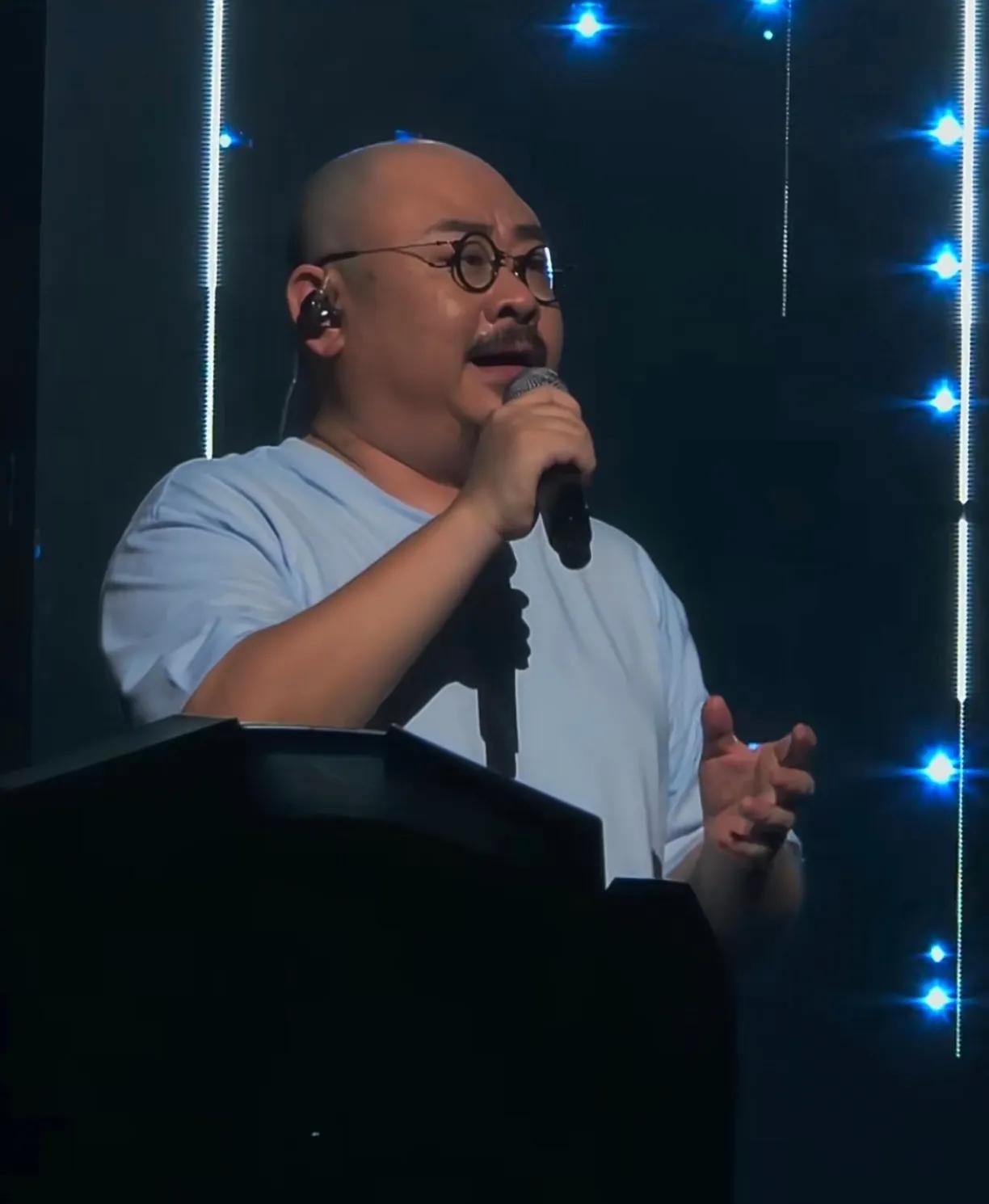我预感刀郎可能又要隐居了，这次海口演唱会不一般，刀郎不像主角，反而一直在推销