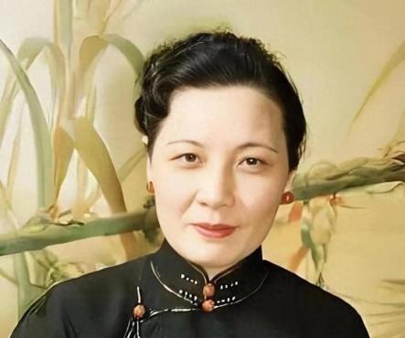 宋美龄为何一生未生育？蒋纬国临终前，终于说出实情。宋美龄跟老蒋俩人结婚几十年，而