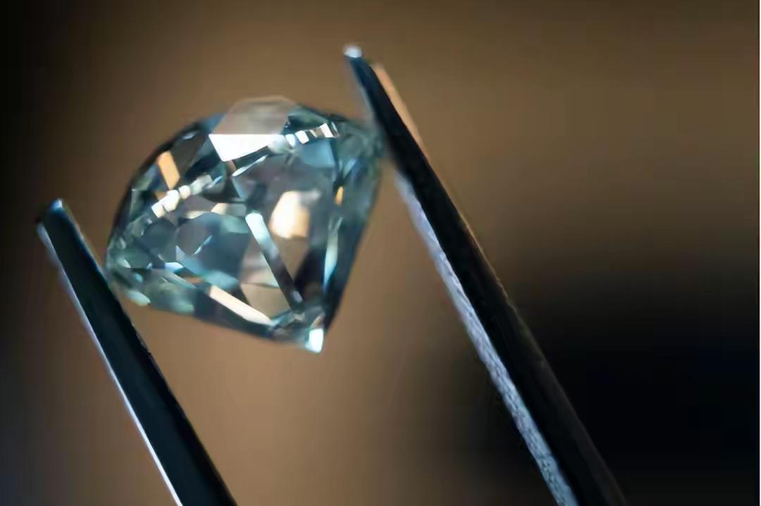被"踢出局"反成赢家？英巨头146亿钻石库存砸向印度，结局太解气！曾垄断钻