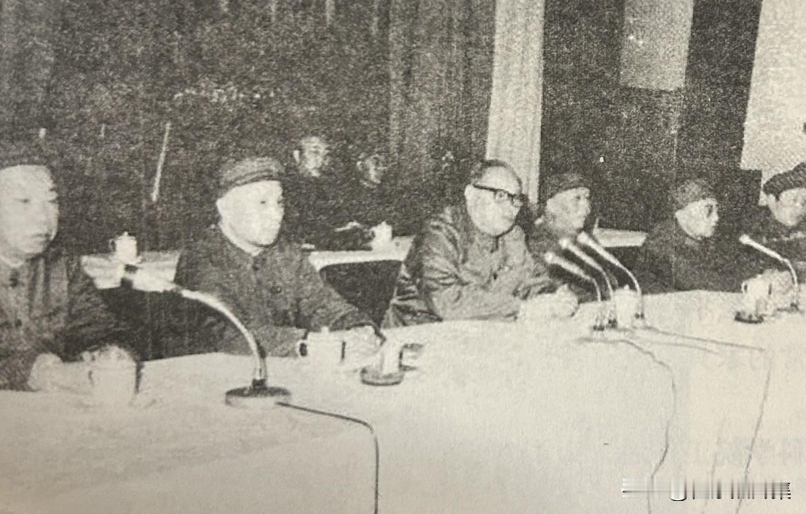 1972年11月1日，中央军委任命王树声为军事科学院第二政委。图为宣布命令大会主