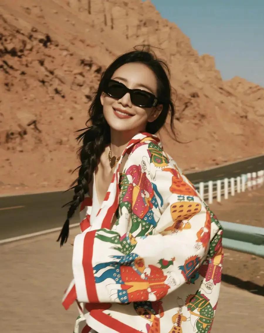 王鸥当妈后状态开挂！彩纹外套穿搭减龄又洋气王鸥最新私服美照曝光，当妈后的她