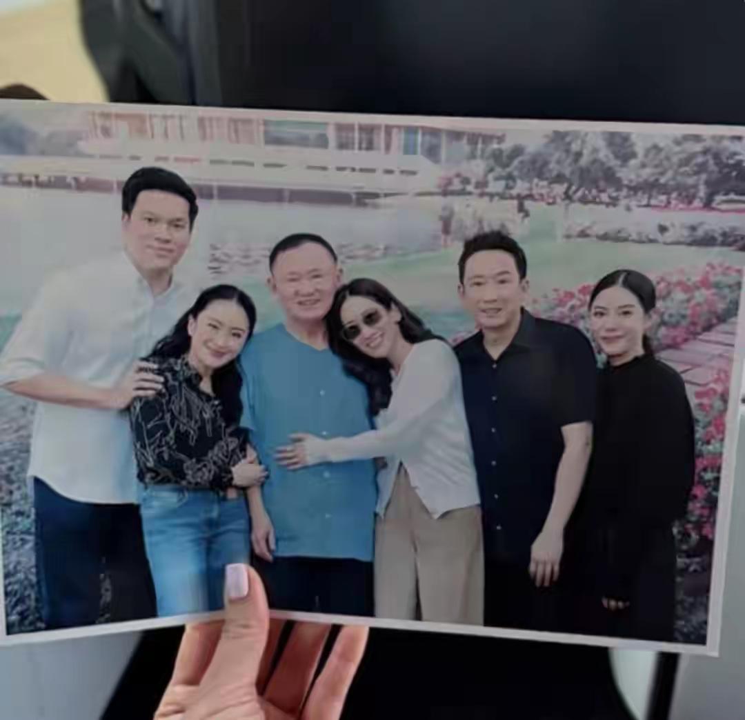 他信家里都是美女，女儿美，儿媳美，英拉美。佩通坦丈夫好高，一副好男人模样，她眼光